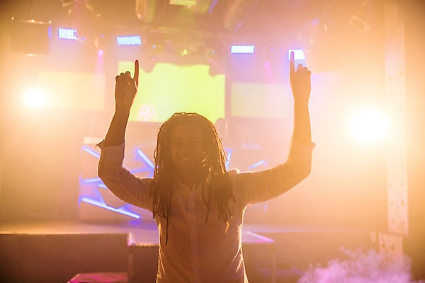 포토 JPG 응시 남자 흑인 조명 실내 한명 미소 사람 상반신 20대 성인 앞모습 파티 손들기 춤 연기 레게머리 즐거움 클럽 성인남자한명만 국내포토 서양인 1 헤어스타일 시선 감정 뷰포인트 모션 문화예술 표정 이벤트 청년 내부 남자한명만 성인남자만 파일형식