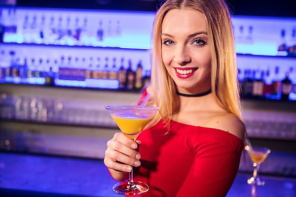 포토 JPG 서양인 응시 여자 술병 조명 실내 한명 미소 들기 사람 상반신 20대 성인 앞모습 파티 전시 칵테일 즐거움 클럽 성인여자한명만 국내포토 외국인 1 시선 감정 뷰포인트 모션 병_용기 주류 표정 이벤트 청년 내부 여자한명만 성인여자만 파일형식