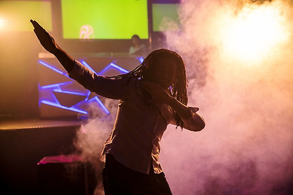 포토 JPG 응시 남자 흑인 조명 실내 한명 미소 사람 손짓 상반신 20대 성인 앞모습 파티 춤 연기 레게머리 즐거움 클럽 성인남자한명만 국내포토 서양인 1 헤어스타일 시선 감정 뷰포인트 모션 문화예술 표정 이벤트 청년 내부 남자한명만 성인남자만 파일형식