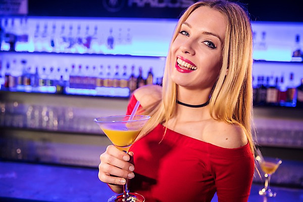 포토 JPG 서양인 응시 여자 술병 조명 실내 한명 미소 사람 상반신 20대 성인 옆모습 파티 전시 마시기 칵테일 즐거움 클럽 성인여자한명만 국내포토 외국인 1 시선 감정 뷰포인트 모션 병_용기 주류 표정 이벤트 청년 내부 여자한명만 성인여자만 파일형식