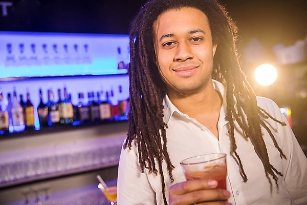 포토 JPG 응시 남자 흑인 술잔 술병 조명 실내 한명 미소 들기 사람 상반신 20대 성인 앞모습 파티 전시 레게머리 클럽 성인남자한명만 국내포토 서양인 1 헤어스타일 시선 뷰포인트 모션 병_용기 잔 주류 표정 이벤트 청년 내부 남자한명만 성인남자만 파일형식