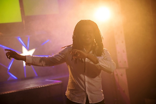 포토 JPG 응시 남자 흑인 조명 실내 한명 미소 사람 손짓 상반신 20대 성인 앞모습 파티 무대 춤 레게머리 즐거움 클럽 성인남자한명만 국내포토 서양인 1 헤어스타일 시선 감정 뷰포인트 모션 문화예술 표정 이벤트 청년 내부 남자한명만 성인남자만 파일형식