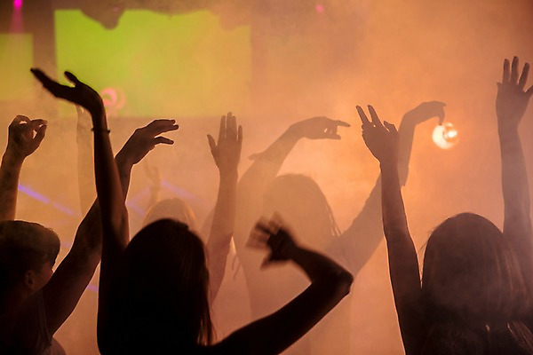 포토 JPG 서양인 여자 남자 흑인 조명 실내 사람 동양인 여러명 상반신 20대 성인 앞모습 뒷모습 30대 친구 파티 손들기 어둠 춤 즐거움 클럽 성인만 국내포토 외국인 감정 뷰포인트 다수 관계 모션 문화예술 인종 이벤트 청년 내부 장년 파일형식