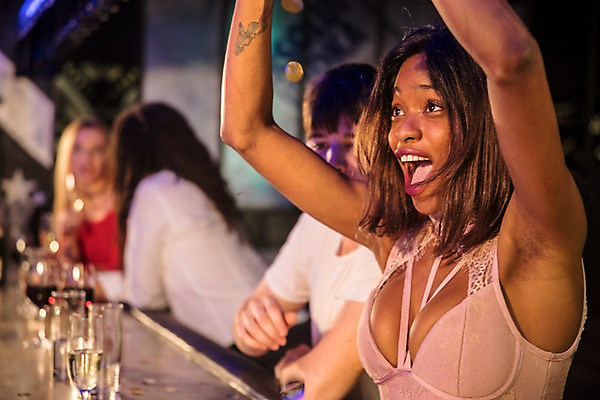 포토 JPG 서양인 여자 남자 흑인 와인잔 잔 실내 대화 웃음 사람 여러명 상반신 20대 성인 앞모습 옆모습 뒷모습 30대 파티 손들기 마주보기 기쁨 즐거움 클럽 성인만 국내포토 외국인 식기 감정 뷰포인트 다수 술잔 모션 표정 말하기 이벤트 청년 내부 장년 파일형식