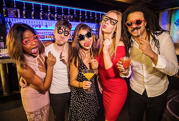 포토 JPG 서양인 여자 남자 안경 흑인 술병 조명 실내 윙크 사람 동양인 여러명 상반신 20대 성인 앞모습 친구 분장 파티 칵테일 콧수염 즐거움 클럽 성인만 국내포토 외국인 잡화 감정 뷰포인트 다수 관계 병_용기 수염 주류 표정 인종 이벤트 청년 내부 파일형식