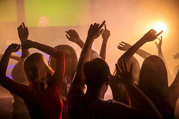 포토 JPG 서양인 여자 남자 흑인 조명 실내 사람 동양인 여러명 상반신 20대 성인 앞모습 뒷모습 파티 손들기 어둠 춤 즐거움 클럽 성인만 국내포토 외국인 감정 뷰포인트 다수 모션 문화예술 인종 이벤트 청년 내부 파일형식