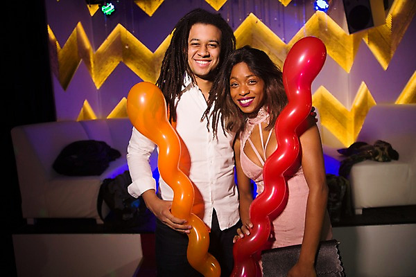 포토 JPG 커플 응시 여자 남자 흑인 실내 미소 웃음 사람 상반신 20대 성인 두명 앞모습 30대 파티 즐거움 파티용품 클럽 풍선 성인만 어깨에손 국내포토 서양인 시선 감정 뷰포인트 관계 모션 표정 이벤트 청년 내부 장년 이벤트용품 파일형식