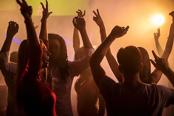 포토 JPG 서양인 여자 남자 흑인 조명 실내 사람 동양인 여러명 상반신 20대 성인 앞모습 옆모습 뒷모습 친구 파티 손들기 어둠 춤 즐거움 클럽 성인만 국내포토 외국인 감정 뷰포인트 다수 관계 모션 문화예술 인종 이벤트 청년 내부 파일형식