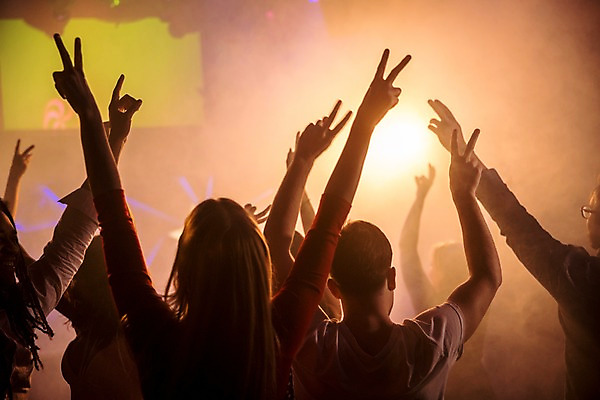 포토 JPG 서양인 여자 남자 흑인 조명 실내 사람 동양인 여러명 상반신 20대 성인 뒷모습 파티 손들기 어둠 연기 즐거움 클럽 국내포토 외국인 감정 뷰포인트 다수 모션 인종 이벤트 청년 내부 파일형식