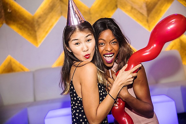 포토 JPG 응시 여자 흑인 실내 표정 미소 웃음 사람 동양인 상반신 20대 성인 두명 앞모습 옆모습 30대 친구 파티 고깔모자 축하 즐거움 클럽 풍선 국내포토 서양인 모자_잡화 시선 감정 뷰포인트 컨셉 관계 인종 이벤트 청년 내부 장년 파일형식