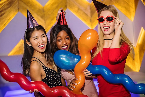 포토 JPG 서양인 응시 여자 흑인 실내 웃음 사람 동양인 상반신 20대 성인 앞모습 세명 30대 친구 선글라스 파티 고깔모자 축하 즐거움 클럽 풍선 국내포토 외국인 모자_잡화 시선 감정 안경 뷰포인트 컨셉 관계 표정 인종 이벤트 청년 내부 장년 파일형식