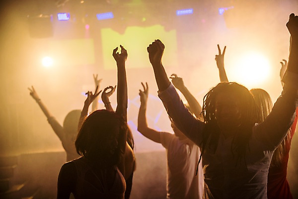 포토 JPG 서양인 여자 남자 흑인 조명 실내 사람 동양인 여러명 상반신 20대 성인 앞모습 옆모습 뒷모습 30대 친구 파티 손들기 춤 연기 즐거움 클럽 성인만 국내포토 외국인 감정 뷰포인트 다수 관계 모션 문화예술 인종 이벤트 청년 내부 장년 파일형식