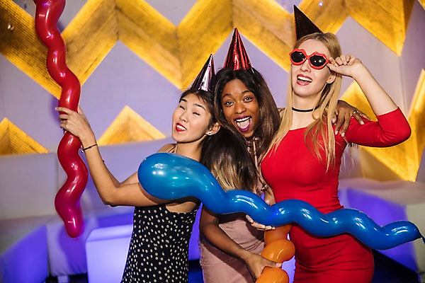 포토 JPG 서양인 여자 흑인 실내 웃음 들기 사람 동양인 상반신 20대 성인 앞모습 옆모습 세명 30대 친구 선글라스 파티 고깔모자 축하 즐거움 클럽 풍선 국내포토 외국인 모자_잡화 감정 안경 뷰포인트 컨셉 관계 모션 표정 인종 이벤트 청년 내부 장년 파일형식