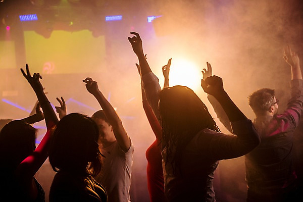 포토 JPG 서양인 여자 남자 흑인 조명 실내 사람 동양인 여러명 상반신 20대 성인 옆모습 뒷모습 30대 친구 파티 손들기 어둠 춤 연기 즐거움 클럽 성인만 국내포토 외국인 감정 뷰포인트 다수 관계 모션 문화예술 인종 이벤트 청년 내부 장년 파일형식