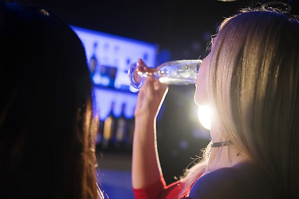 포토 JPG 서양인 여자 술병 조명 실내 사람 동양인 상반신 20대 성인 두명 뒷모습 친구 금발 파티 어둠 전시 마시기 샴페인 클럽 성인여자만 국내포토 외국인 헤어스타일 뷰포인트 관계 모션 병_용기 주류 인종 이벤트 청년 내부 여자만 성인만 파일형식