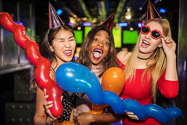 포토 JPG 서양인 여자 흑인 조명 실내 웃음 들기 사람 동양인 상반신 20대 성인 앞모습 세명 30대 친구 선글라스 파티 고깔모자 축하 즐거움 클럽 풍선 국내포토 외국인 모자_잡화 감정 안경 뷰포인트 컨셉 관계 모션 표정 인종 이벤트 청년 내부 장년 파일형식