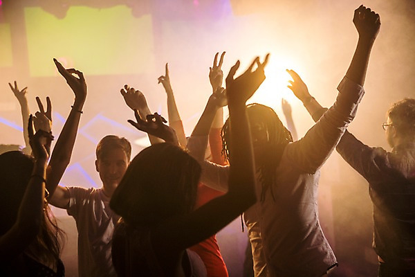 포토 JPG 서양인 여자 남자 흑인 조명 실내 사람 동양인 여러명 상반신 20대 성인 앞모습 옆모습 뒷모습 30대 친구 파티 손들기 춤 연기 즐거움 클럽 성인만 국내포토 외국인 감정 뷰포인트 다수 관계 모션 문화예술 인종 이벤트 청년 내부 장년 파일형식