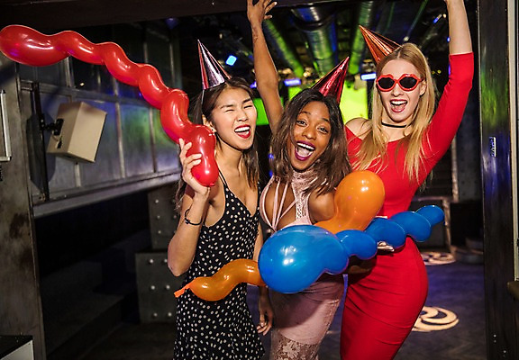 포토 JPG 서양인 여자 흑인 조명 실내 윙크 웃음 들기 사람 동양인 상반신 20대 성인 앞모습 옆모습 세명 30대 친구 선글라스 파티 손들기 고깔모자 축하 즐거움 클럽 풍선 국내포토 외국인 모자_잡화 감정 안경 뷰포인트 컨셉 관계 모션 표정 인종 이벤트 청년 내부 장년 파일형식