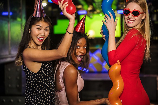 포토 JPG 서양인 응시 여자 흑인 조명 실내 미소 들기 사람 동양인 상반신 20대 성인 옆모습 뒷모습 세명 30대 친구 선글라스 파티 고깔모자 축하 뒤돌아보기 즐거움 클럽 풍선 국내포토 외국인 모자_잡화 시선 감정 안경 뷰포인트 컨셉 관계 모션 표정 인종 이벤트 청년 내부 장년 파일형식