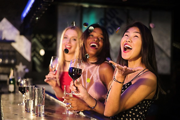 포토 JPG 서양인 응시 흑인 와인잔 잔 실내 미소 웃음 들기 사람 동양인 상반신 20대 성인 옆모습 세명 30대 친구 파티 즐거움 클럽 성인여자만 국내포토 외국인 식기 시선 감정 뷰포인트 술잔 관계 모션 표정 인종 이벤트 청년 내부 장년 여자만 성인만 파일형식