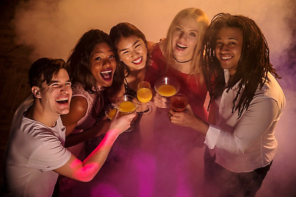 포토 JPG 서양인 여자 남자 흑인 조명 실내 미소 들기 사람 동양인 여러명 상반신 20대 성인 앞모습 옆모습 30대 친구 하이앵글 파티 올려보기 칵테일 연기 즐거움 클럽 성인만 어깨에손 국내포토 외국인 감정 뷰포인트 다수 관계 모션 주류 표정 인종 이벤트 청년 내부 장년 파일형식