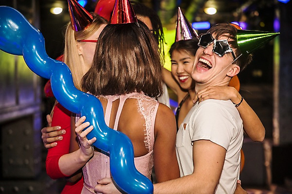 포토 JPG 서양인 여자 남자 별 허리손 흑인 안기 실내 미소 웃음 들기 사람 동양인 여러명 상반신 20대 성인 옆모습 뒷모습 30대 친구 선글라스 파티 고깔모자 축하 즐거움 클럽 풍선 어깨에손 국내포토 자연요소 외국인 모자_잡화 감정 안경 뷰포인트 포즈 다수 컨셉 관계 모션 표정 인종 이벤트 청년 내부 장년 파일형식