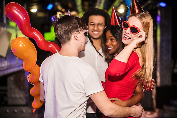 포토 JPG 서양인 응시 여자 남자 허리손 흑인 안기 조명 실내 미소 사람 여러명 상반신 20대 성인 앞모습 옆모습 뒷모습 30대 친구 선글라스 파티 고깔모자 하트 축하 즐거움 클럽 풍선 국내포토 모양 외국인 모자_잡화 시선 감정 안경 뷰포인트 포즈 다수 컨셉 관계 모션 표정 이벤트 청년 내부 장년 파일형식