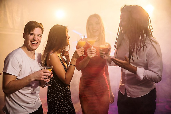 포토 JPG 서양인 응시 여자 남자 음료 흑인 와인잔 조명 실내 웃음 사람 동양인 여러명 상반신 20대 성인 앞모습 옆모습 친구 파티 어둠 칵테일 즐거움 클럽 성인만 국내포토 외국인 시선 감정 뷰포인트 다수 술잔 관계 주류 표정 인종 이벤트 청년 내부 파일형식