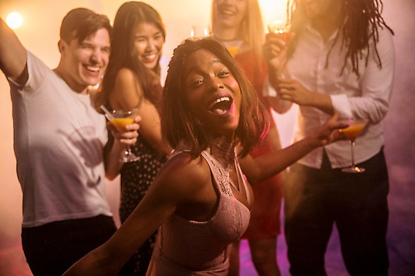 포토 JPG 서양인 응시 여자 남자 흑인 조명 실내 웃음 사람 동양인 여러명 상반신 20대 성인 앞모습 옆모습 30대 친구 파티 손들기 어둠 칵테일 즐거움 클럽 성인만 국내포토 외국인 시선 감정 뷰포인트 다수 관계 모션 주류 표정 인종 이벤트 청년 내부 장년 파일형식