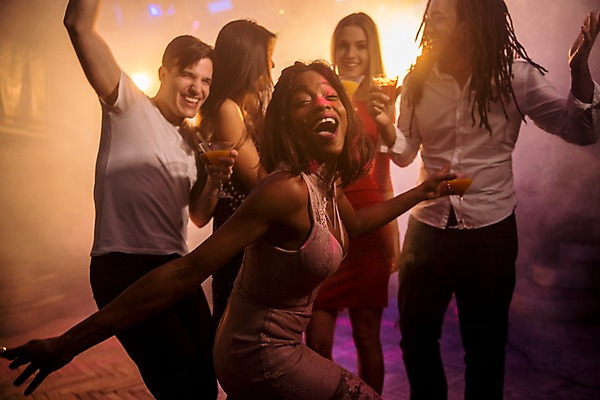 포토 JPG 서양인 여자 남자 흑인 조명 실내 웃음 사람 동양인 여러명 상반신 20대 성인 앞모습 옆모습 30대 친구 파티 어둠 춤 칵테일 즐거움 클럽 성인만 국내포토 외국인 감정 뷰포인트 다수 관계 문화예술 주류 표정 인종 이벤트 청년 내부 장년 파일형식