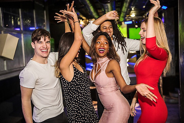 포토 JPG 서양인 응시 여자 남자 흑인 조명 실내 웃음 사람 동양인 여러명 상반신 20대 성인 앞모습 옆모습 30대 친구 파티 손들기 춤 즐거움 클럽 성인만 국내포토 외국인 시선 감정 뷰포인트 다수 관계 모션 문화예술 표정 인종 이벤트 청년 내부 장년 파일형식