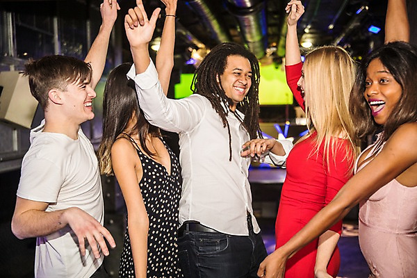 포토 JPG 서양인 응시 여자 남자 흑인 조명 실내 미소 웃음 사람 동양인 여러명 상반신 20대 성인 옆모습 30대 친구 파티 손들기 마주보기 무대 춤 즐거움 클럽 성인만 국내포토 외국인 시선 감정 뷰포인트 다수 관계 모션 문화예술 표정 인종 이벤트 청년 내부 장년 파일형식