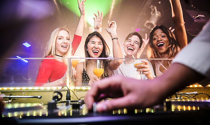 포토 JPG 서양인 손 여자 남자 흑인 와인잔 조명 실내 웃음 사람 동양인 근접촬영 여러명 상반신 20대 성인 앞모습 신체부위 30대 친구 파티 기쁨 칵테일 즐거움 클럽 디제잉 디제잉기계 성인만 국내포토 외국인 감정 뷰포인트 다수 술잔 관계 주류 표정 인종 이벤트 청년 내부 장년 파일형식