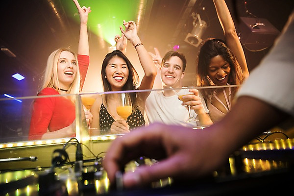 포토 JPG 서양인 손 여자 남자 흑인 와인잔 조명 실내 웃음 들기 사람 동양인 근접촬영 여러명 상반신 20대 성인 앞모습 신체부위 30대 친구 손들기 기쁨 칵테일 즐거움 클럽 디제잉 디제잉기계 성인만 국내포토 외국인 감정 뷰포인트 다수 술잔 관계 모션 주류 표정 인종 청년 내부 장년 파일형식