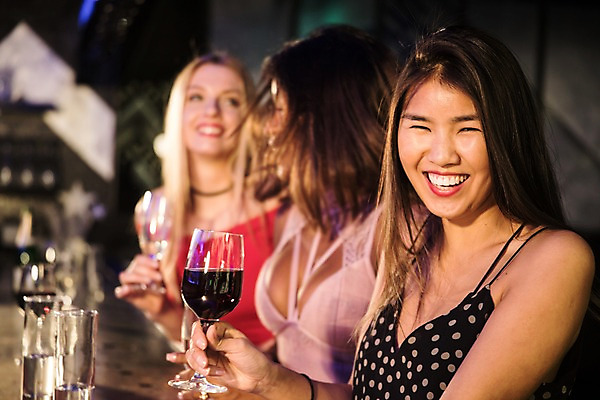 포토 JPG 서양인 응시 원피스 여자 흑인 와인잔 실내 미소 들기 사람 동양인 상반신 20대 성인 앞모습 옆모습 세명 30대 친구 파티 즐거움 클럽 성인여자만 국내포토 외국인 시선 옷 감정 뷰포인트 술잔 관계 모션 표정 인종 이벤트 청년 내부 장년 여자만 성인만 파일형식