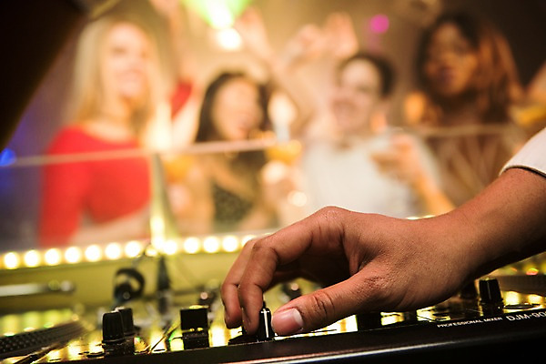 포토 JPG 서양인 손 여자 남자 음향기기 흑인 조명 실내 사람 동양인 근접촬영 여러명 상반신 20대 성인 앞모습 신체부위 30대 만지기 클럽 디제잉 국내포토 외국인 뷰포인트 다수 모션 인종 청년 내부 장년 전자제품 파일형식