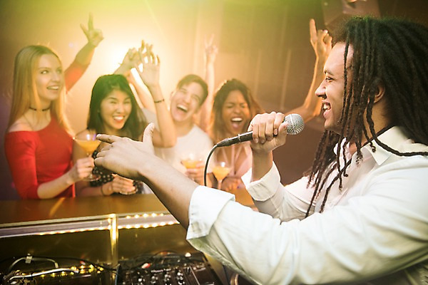 포토 JPG 서양인 여자 남자 음향기기 흑인 조명 실내 웃음 사람 동양인 손짓 여러명 상반신 20대 성인 앞모습 옆모습 30대 친구 손들기 마이크 즐거움 클럽 브이 디제잉 성인만 국내포토 외국인 감정 뷰포인트 다수 관계 모션 표정 인종 청년 내부 장년 전자제품 파일형식