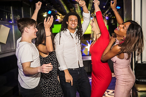 포토 JPG 서양인 원피스 여자 남자 흑인 조명 실내 웃음 사람 동양인 여러명 상반신 20대 성인 앞모습 옆모습 30대 친구 파티 손들기 춤 즐거움 클럽 성인만 국내포토 외국인 옷 감정 뷰포인트 다수 관계 모션 문화예술 표정 인종 이벤트 청년 내부 장년 파일형식