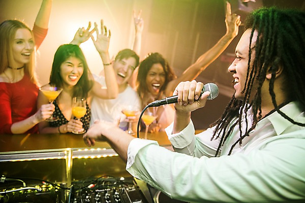 포토 JPG 서양인 여자 남자 음향기기 흑인 실내 미소 웃음 사람 동양인 여러명 상반신 20대 성인 앞모습 옆모습 30대 친구 파티 손들기 기쁨 마이크 즐거움 클럽 디제잉 성인만 국내포토 외국인 감정 뷰포인트 다수 관계 모션 표정 인종 이벤트 청년 내부 장년 전자제품 파일형식