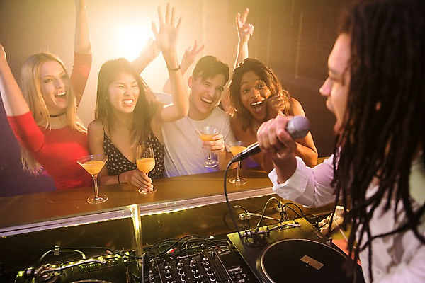 포토 JPG 서양인 여자 남자 음향기기 흑인 노래 조명 실내 미소 웃음 사람 동양인 여러명 상반신 20대 성인 앞모습 옆모습 30대 친구 손들기 레게머리 마이크 즐거움 클럽 디제잉 성인만 국내포토 외국인 헤어스타일 감정 음악 뷰포인트 다수 관계 모션 표정 인종 청년 내부 장년 전자제품 파일형식