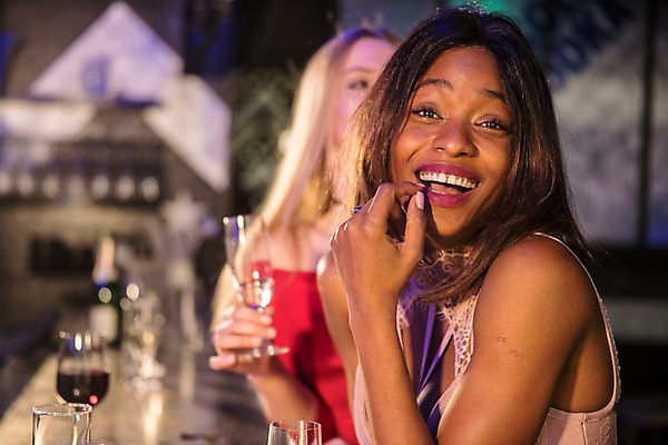 포토 JPG 서양인 응시 여자 흑인 와인잔 실내 미소 들기 사람 상반신 성인 두명 앞모습 옆모습 30대 친구 샴페인 즐거움 클럽 샴페인잔 성인여자만 국내포토 외국인 시선 감정 뷰포인트 술잔 관계 모션 주류 표정 내부 장년 여자만 성인만 파일형식