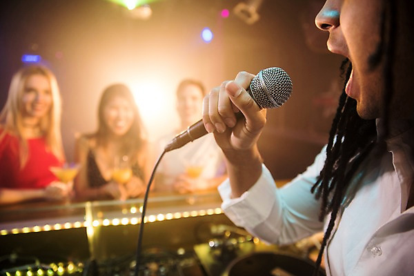 포토 JPG 서양인 응시 여자 남자 흑인 조명 실내 미소 사람 동양인 여러명 상반신 20대 성인 앞모습 옆모습 파티 칵테일 마이크 즐거움 클럽 디제잉 열창 성인만 국내포토 외국인 시선 감정 뷰포인트 음향기기 다수 노래 주류 표정 인종 이벤트 청년 내부 파일형식