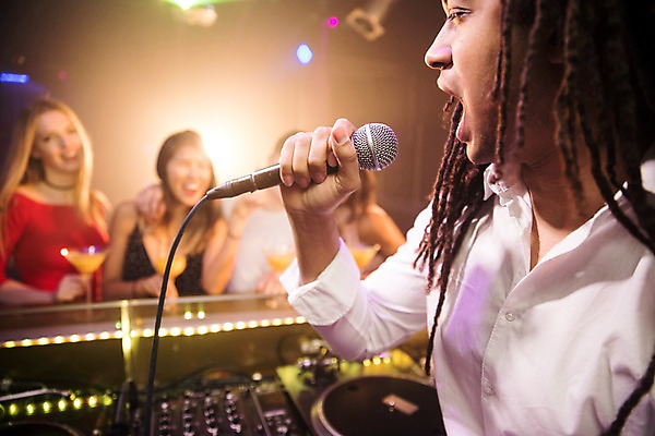 포토 JPG 서양인 응시 여자 남자 흑인 노래 조명 실내 미소 사람 동양인 여러명 상반신 20대 성인 앞모습 옆모습 파티 잡기 칵테일 마이크 즐거움 클럽 디제잉 성인만 국내포토 외국인 시선 감정 음악 뷰포인트 음향기기 다수 모션 주류 표정 인종 이벤트 청년 내부 파일형식