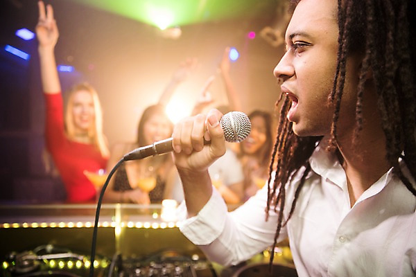 포토 JPG 서양인 여자 남자 흑인 노래 조명 실내 사람 동양인 여러명 상반신 20대 성인 앞모습 옆모습 파티 손들기 기쁨 마이크 즐거움 클럽 브이 디제잉 성인만 국내포토 외국인 감정 음악 뷰포인트 음향기기 다수 모션 인종 손짓 이벤트 청년 내부 파일형식