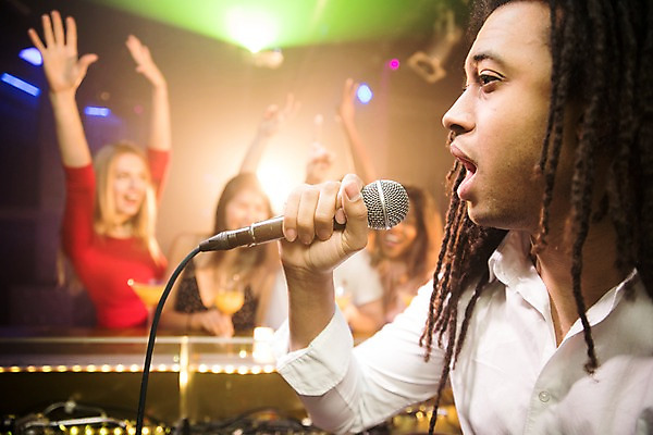 포토 JPG 서양인 여자 남자 흑인 노래 조명 실내 사람 동양인 여러명 상반신 20대 성인 앞모습 옆모습 파티 손들기 기쁨 레게머리 마이크 즐거움 클럽 디제잉 성인만 국내포토 외국인 헤어스타일 감정 음악 뷰포인트 음향기기 다수 모션 인종 이벤트 청년 내부 파일형식