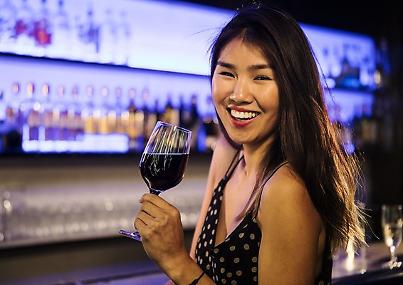 포토 JPG 응시 여자 와인잔 술병 조명 선반 실내 한명 미소 들기 사람 동양인 상반신 20대 성인 옆모습 전시 즐거움 클럽 성인여자한명만 국내포토 1 시선 감정 뷰포인트 가구 술잔 모션 병_용기 주류 표정 인종 청년 내부 여자한명만 성인여자만 파일형식