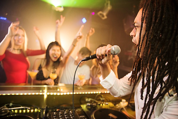 포토 JPG 서양인 여자 남자 흑인 조명 실내 사람 동양인 여러명 상반신 20대 성인 앞모습 옆모습 친구 손들기 외침 기쁨 레게머리 마이크 즐거움 클럽 디제잉 성인만 국내포토 외국인 헤어스타일 감정 뷰포인트 음향기기 다수 관계 모션 인종 청년 내부 소리 파일형식