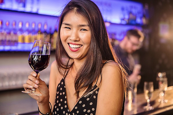 포토 JPG 응시 여자 와인잔 술병 조명 잔 실내 한명 미소 들기 사람 동양인 상반신 20대 성인 앞모습 전시 즐거움 클럽 성인여자한명만 국내포토 1 식기 시선 감정 뷰포인트 술잔 모션 병_용기 주류 표정 인종 청년 내부 여자한명만 성인여자만 파일형식