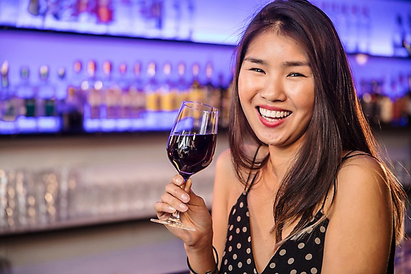 포토 JPG 응시 여자 와인잔 술병 조명 실내 한명 미소 들기 사람 동양인 상반신 20대 성인 앞모습 전시 즐거움 클럽 성인여자한명만 국내포토 1 시선 감정 뷰포인트 술잔 모션 병_용기 주류 표정 인종 청년 내부 여자한명만 성인여자만 파일형식