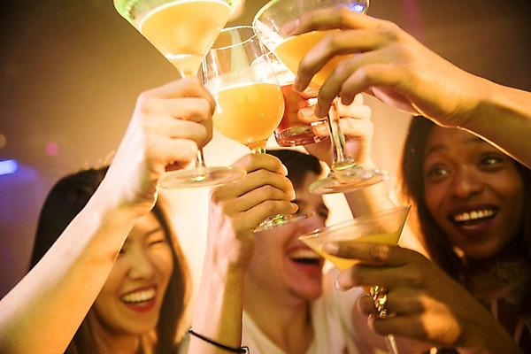 포토 JPG 서양인 손 여자 남자 흑인 조명 실내 미소 사람 동양인 여러명 상반신 20대 성인 앞모습 옆모습 신체부위 30대 친구 파티 칵테일 즐거움 클럽 건배 성인만 국내포토 외국인 감정 뷰포인트 다수 관계 주류 표정 인종 이벤트 청년 내부 장년 파일형식